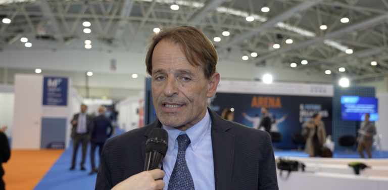 L'immagine raffigura Francesco venneri, intervistato durante la fiera Welfair. IL tema trattato dall'intervista è Che buone pratiche di Risk management sanitario può imparare l'Italia dagli USA?