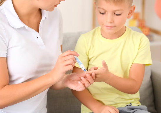 L'immagine mostra un'infermiera misurare la glicemia ad una bambino e viene usato per raffigurare gli screening minori diabete