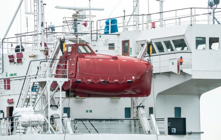 L'immagine raffigura una scialuppa di salvataggio e rappresenta metaforicamente la tecnologia al servizio della sicurezza