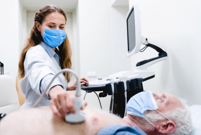 Il Veneto fa esercitare in via sperimentale i medici con titoli esteri non ancora riconosciuti in Italia per risolvere la carenza di personale