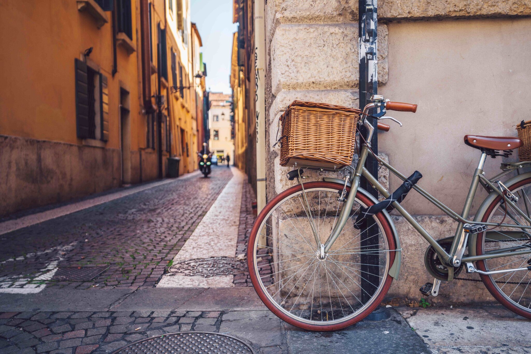 I dati del monitoraggio dell’Istituto Superiore di Sanità mostrano che il 42% degli adulti italiani pratica la mobilità attiva, ma solo il 19% accumula i 150 minuti di attività settimanale raccomandati dall’Oms. La maggioranza continua a muoversi in auto o con i mezzi