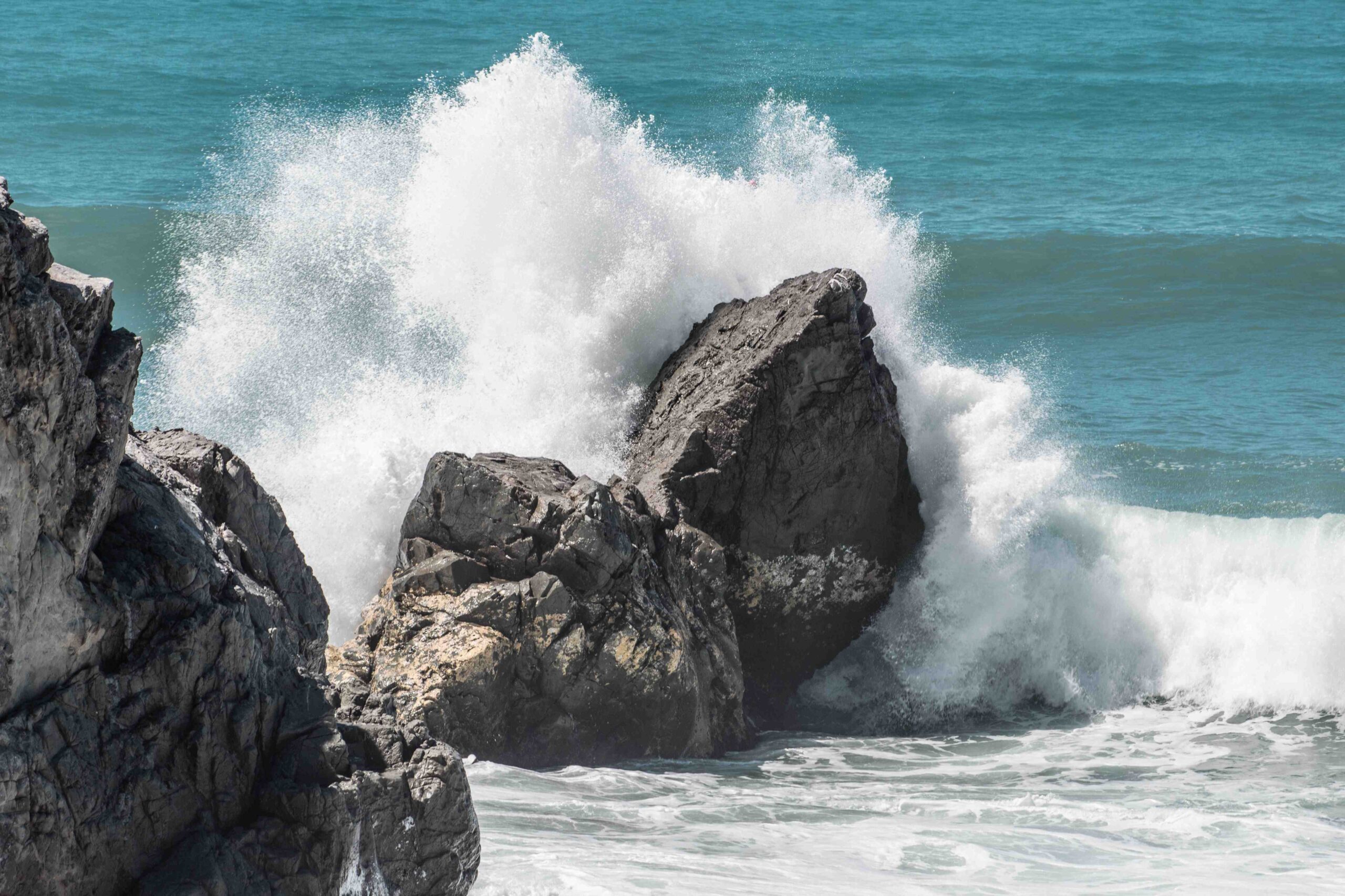 L'immagine raffigura un'onda che si infrange sulle rocce della spiaggia e rappresenta l'argine offerto dalla prima legge sulla obesità al mondo votata in Italia