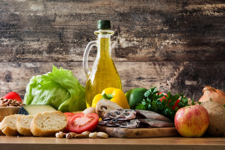 Allo studio nuovi processi e tecnologie per creare alimenti migliori a livello nutrizionale e capaci di prevenire le malattie. Il responsabile scientifico Angelo Santino «Serve dialogo con l’industria: dobbiamo integrare l’ormai consolidato concetto di sicurezza alimentare con quello di alimenti salutari. L’alimentazione del futuro è un ritorno alla Dieta Mediterranea»