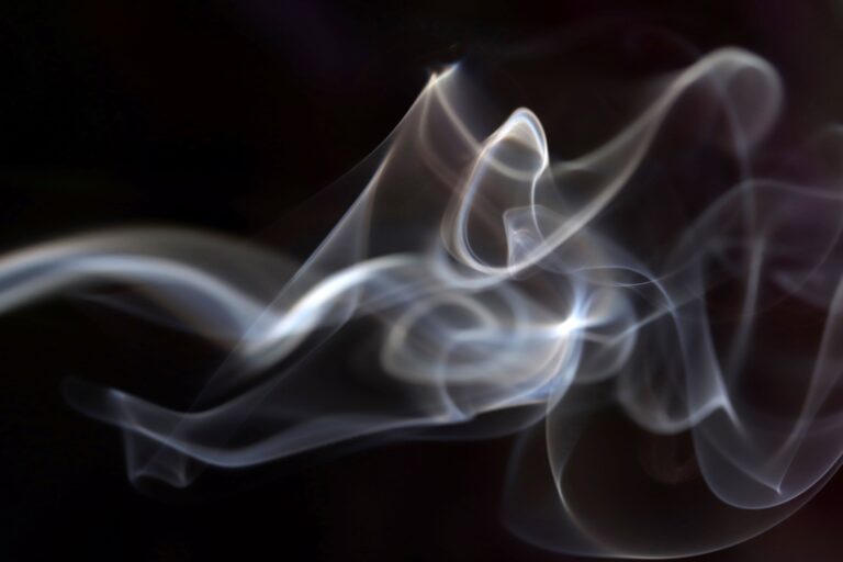 una voluta di fumo introduce l'articolo che spiega come fumare poco sia comunque dannoso per la salute