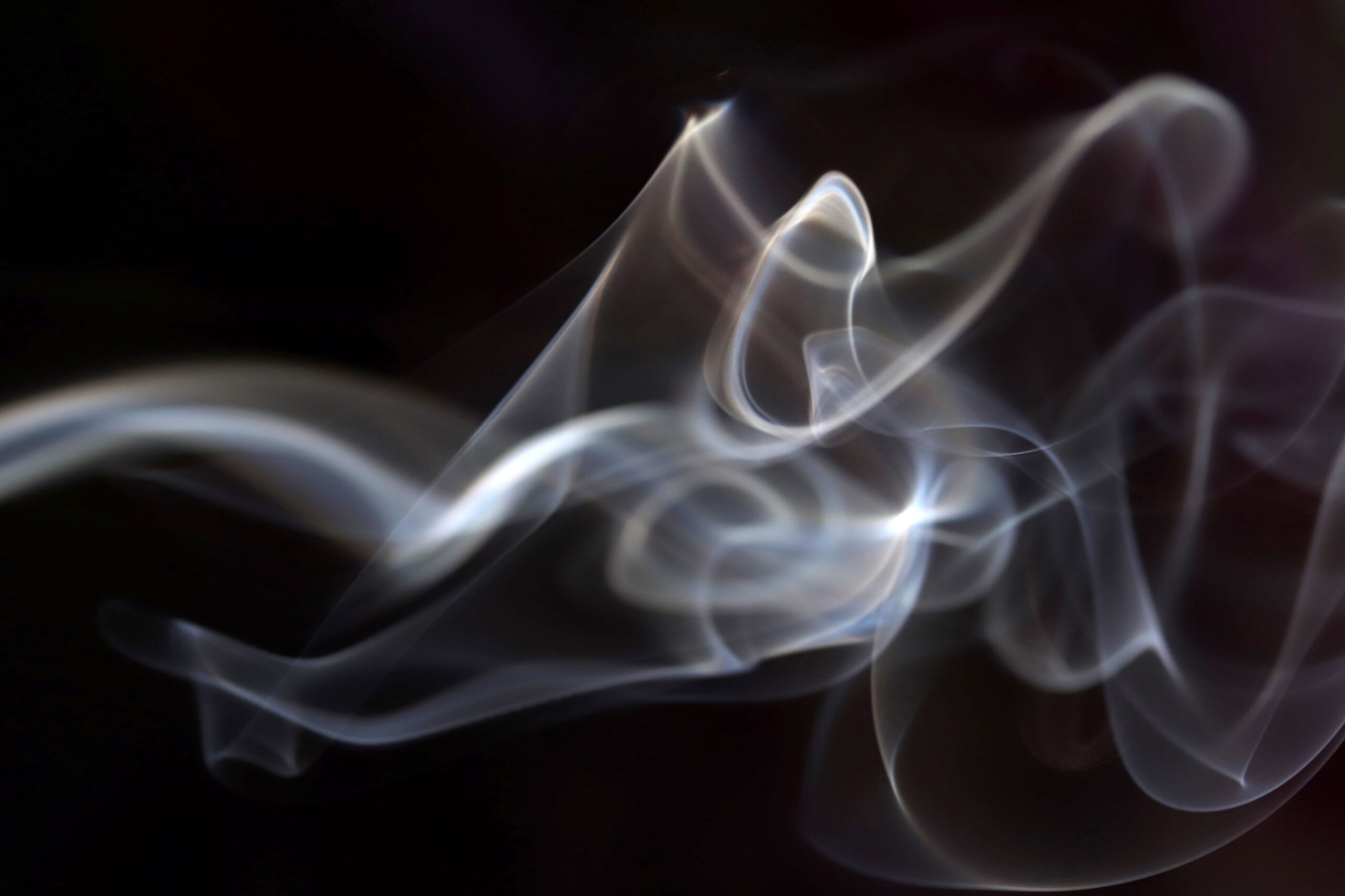 una voluta di fumo introduce l'articolo che spiega come fumare poco sia comunque dannoso per la salute