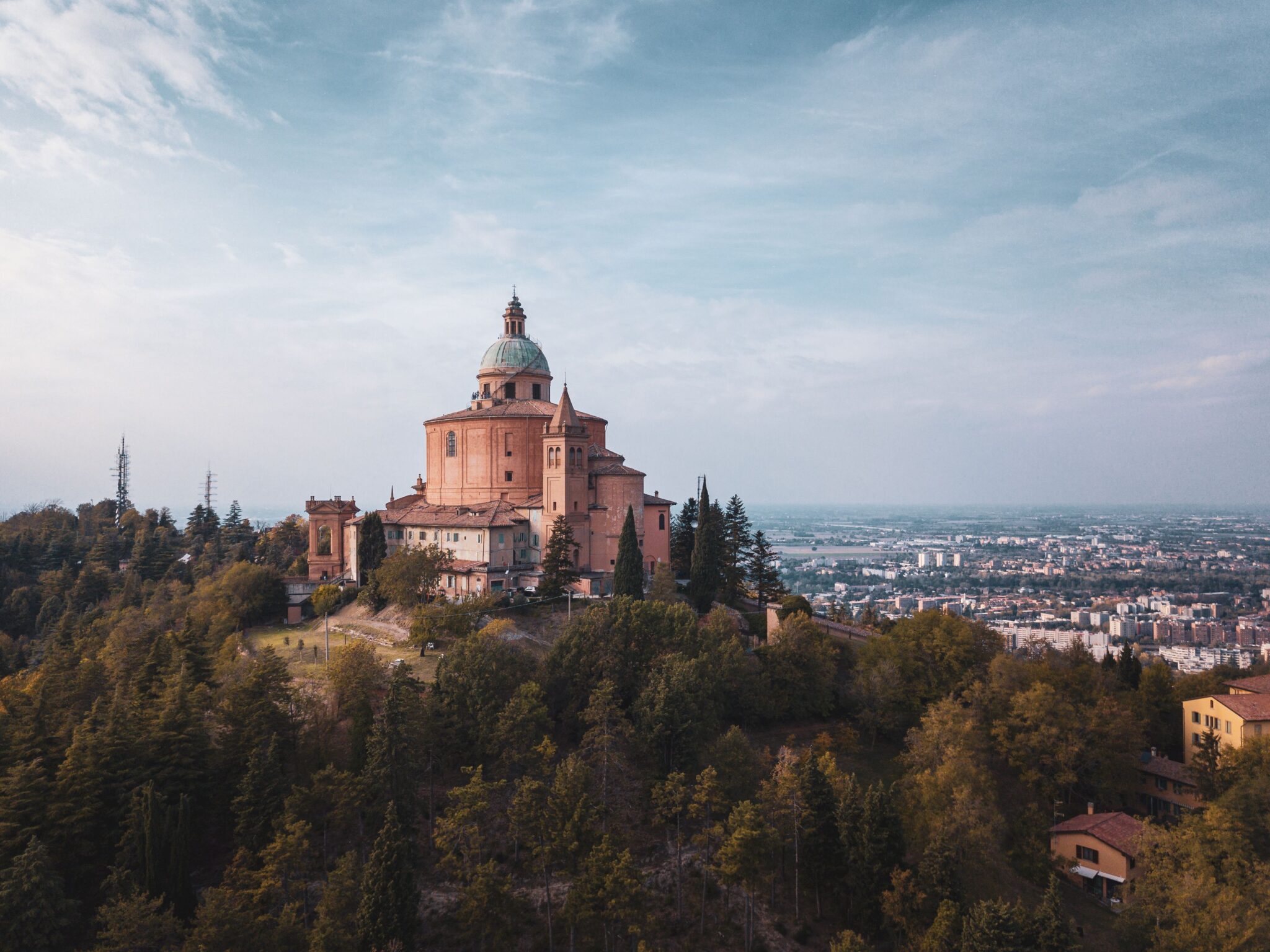 La proposta, promossa dalla Regione, punta a riconoscere formalmente i caregiver con un tesserino e servizi dedicati