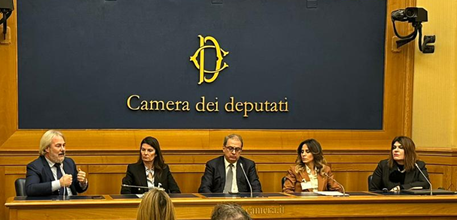 L’obiettivo dell’AIFe, presentata a fine dicembre 2025 alla Camera dei Deputati, è promuovere qualità delle cure, tutela dei diritti, prevenzione e sostenere politiche integrate sulla fertilità in un Paese segnato da una crisi demografica strutturale