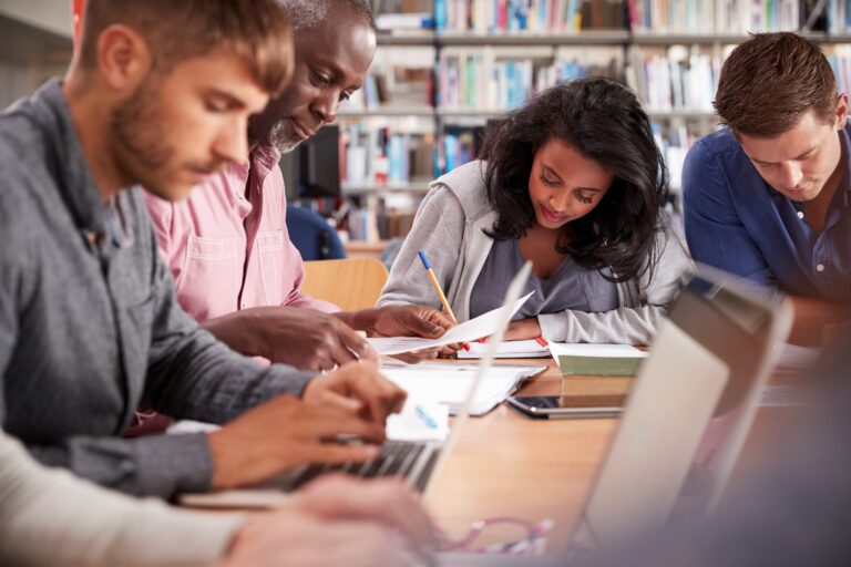 È sbagliato considerare la scelta di altre professioni sanitarie come un ripiego. Il semestre filtro dovrebbe essere inteso come un orientamento. La scienza sta cambiando diversi paradigmi: la formazione deve evolvere per adattarsi non alla sanità del presente ma a quella che si vuole costruire