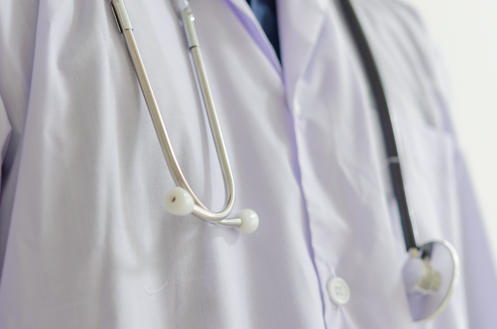 Medici in corsia fino a 72 anni, la misura per tamponare la carenza di personale