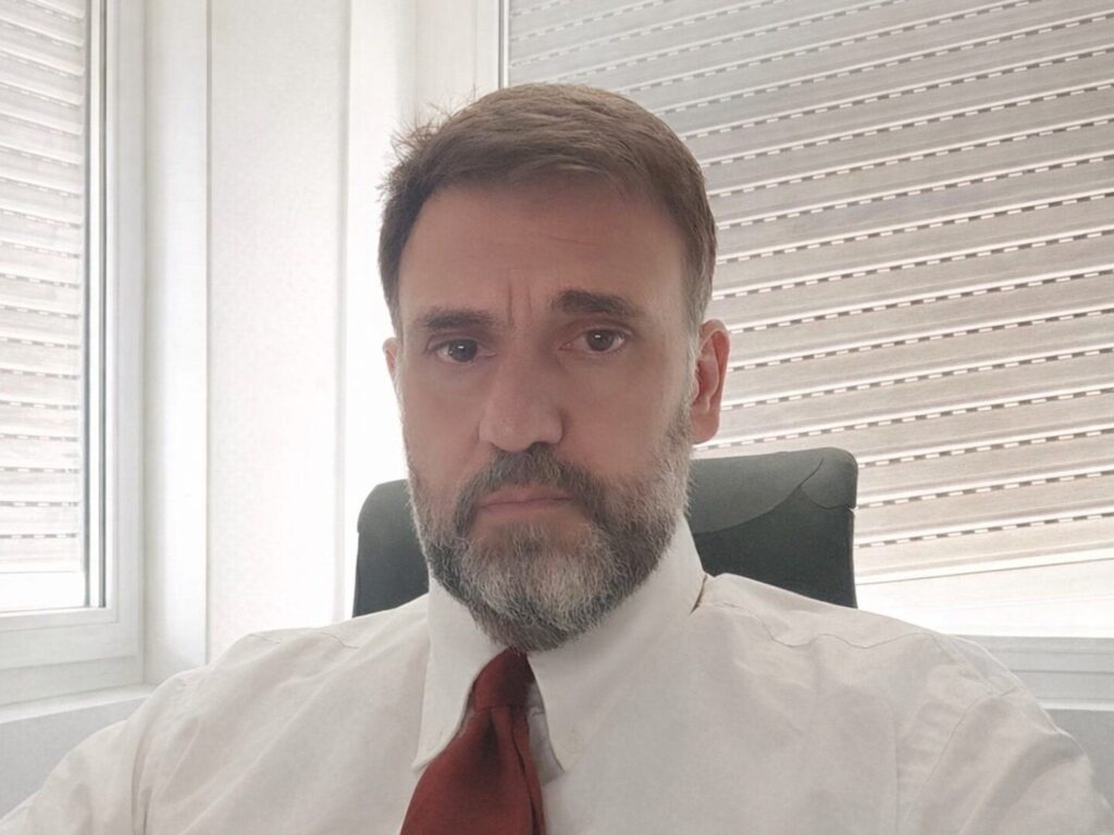 De Caro (CNAI) solleva interrogativi rilevanti su rispetto delle direttive europee, sicurezza delle cure e chiarezza delle responsabilità cliniche e legali