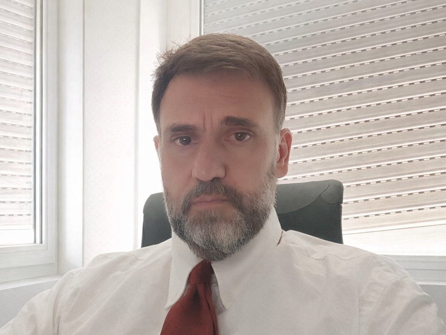 De Caro (CNAI) solleva interrogativi rilevanti su rispetto delle direttive europee, sicurezza delle cure e chiarezza delle responsabilità cliniche e legali