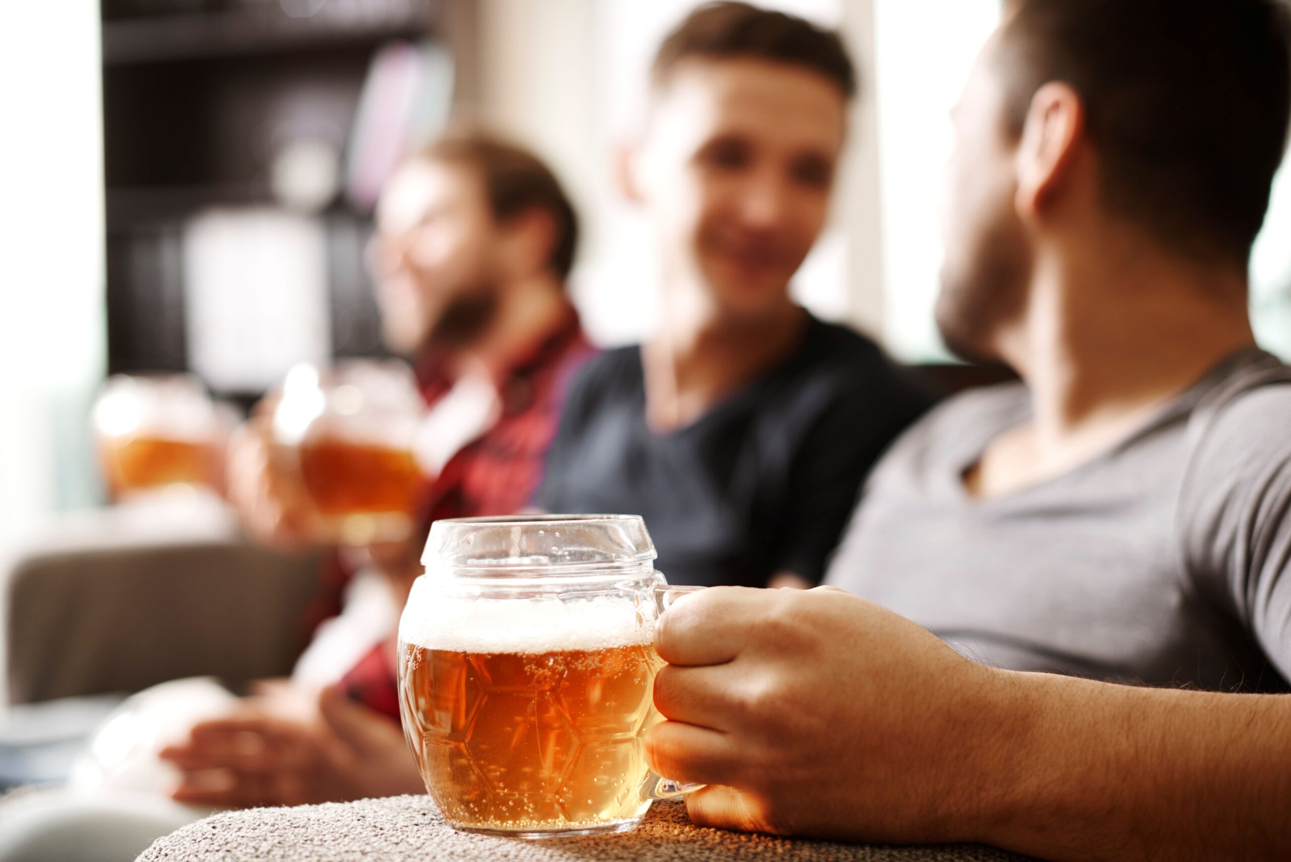 Dai dati dell’ISS emerge un cambio culturale: cresce il consumo fuori pasto e il binge drinking, soprattutto tra giovani e donne
