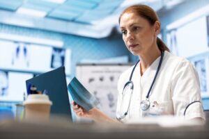 Il FSE non può fermarsi al deposito del dato: serve una sintesi clinica che orienti le decisioni e distribuisca le responsabilità