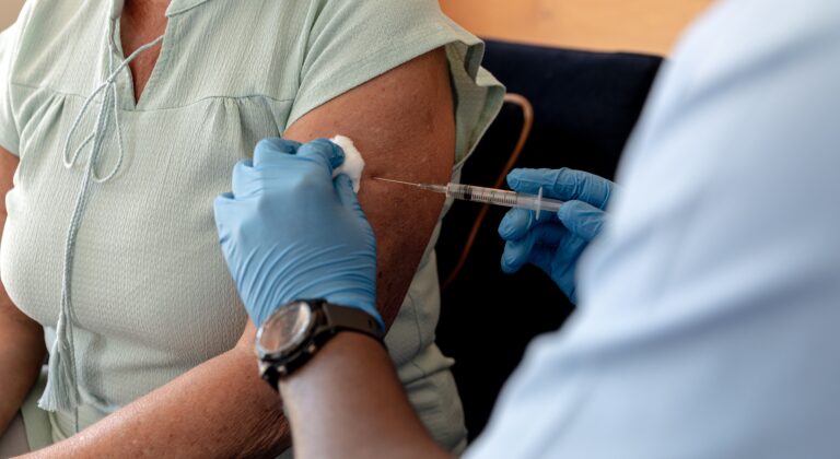 La circolare del Ministero della Salute sulla stagione influenzale 2026-2027 conferma il vaccino in formulazione trivalente. I ceppi sono aggiornati e viene escluso il lignaggio B/Yamagata. Indicazione molto chiara sulla co-somministrazione con altri vaccini raccomandati, inclusi SARS-CoV-2