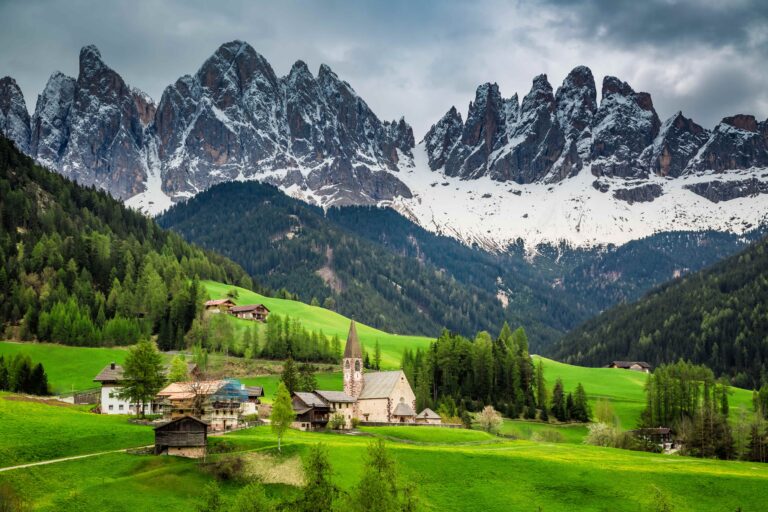 È la Provincia di Bolzano: un’isola nel cuore dell’Europa centro-meridionale in cui la percentuale dei batteri drug-resistent è diminuita o rimasta invariata negli ultimi 20 anni. Può la sua esperienza avere un impatto anche sul resto di Italia?