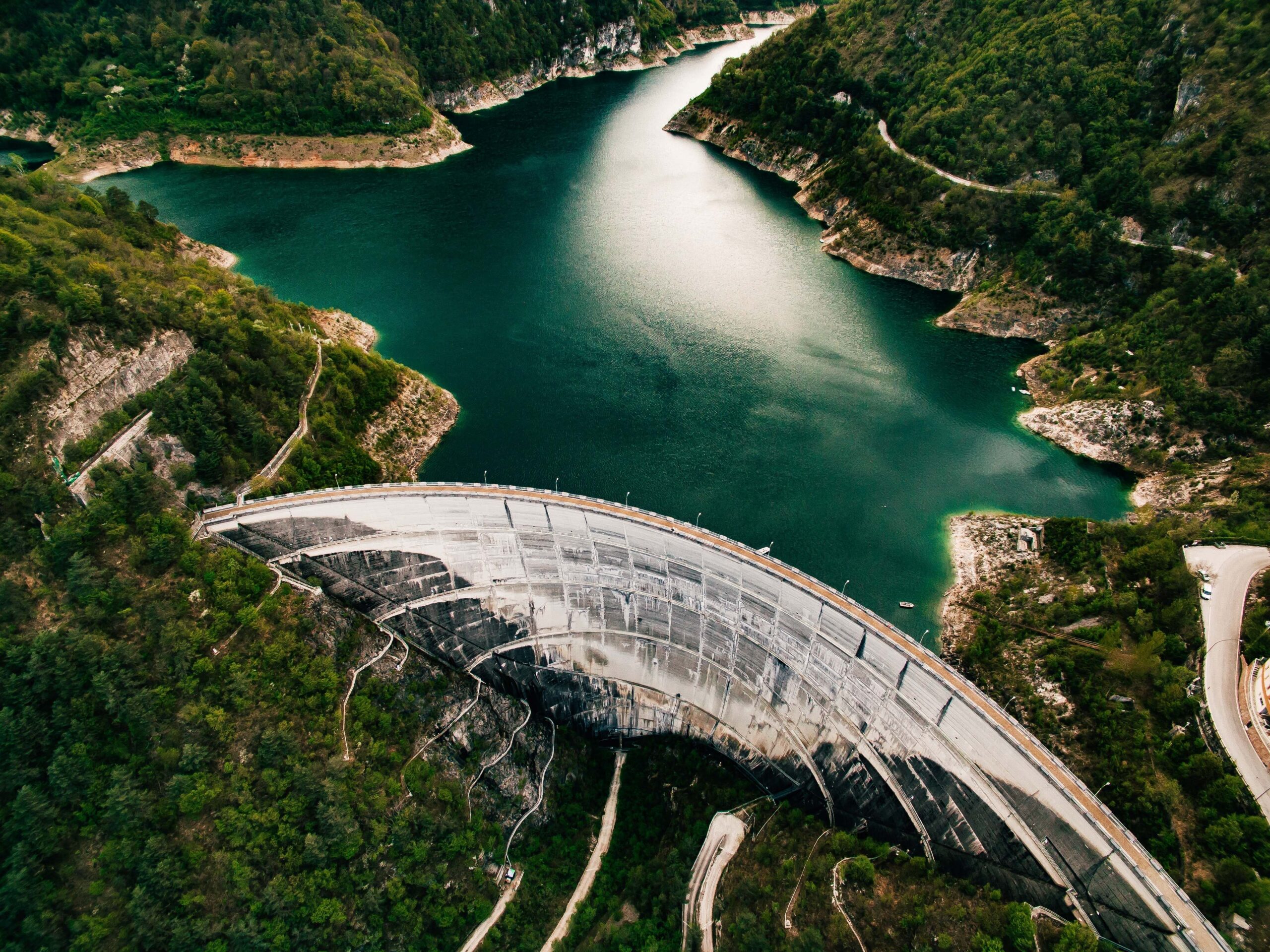 Mi servono delle opzioni per una foto in formato orizzontale per questo articolo che ti riporto qua sotto che sia in linea con la linea estetica di Bees Sanità Magazine. Almeno un'opzione falla che ritrae la natura, almeno un'altra astratta e almeno un’altra con delle strutture o elementi architettonici. Tutte le immagini devono essere evocative. Successivamente ti indicherò di quale farmi il prompt per fartela creare