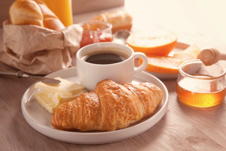 Un ampio studio controllato dimostra che la colazione, se ricca di proteine, migliora la dieta degli adolescenti e riduce gli zuccheri